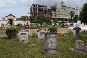 Het oude kerkhof, met op de achtergrond het tsunami museum in aanbouw