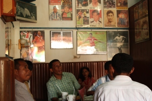 De muren van Cafe Sibu Sibu hangen vol met de portretten van Molukse-Nederlandse voetbal